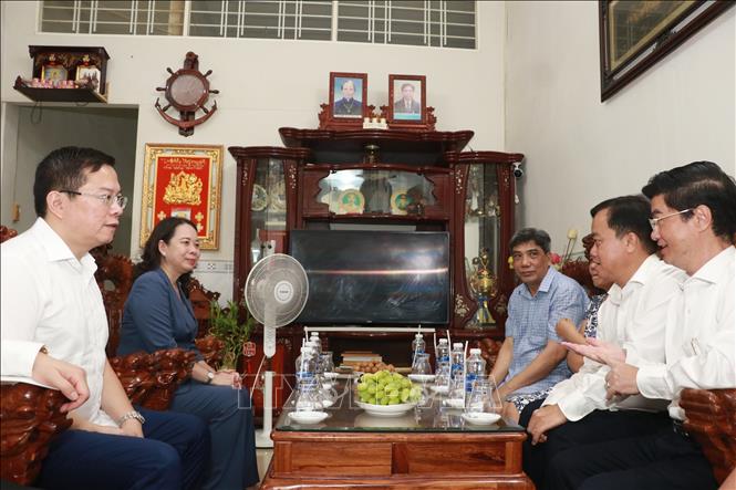 Phó Chủ tịch nước Võ Thị Ánh Xuân thăm, động viên gia đình thương binh Huỳnh Văn Trung. Ảnh: Huỳnh Anh - TTXVN